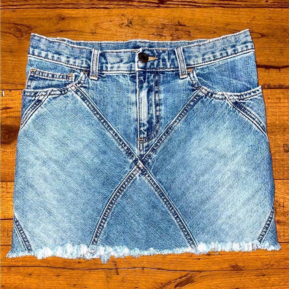 American Eagle Outfitters l Medium Denim Mini-skirt l Raw Hem l Size 0 - EUC